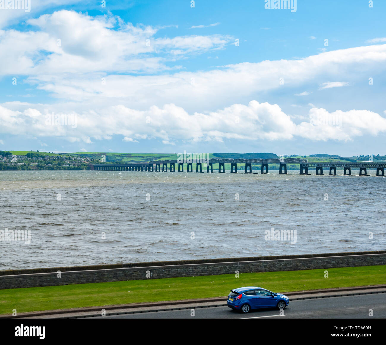 Dundee esplanade, Firth of Tay e Tay rail bridge, Dundee, Scotland, Regno Unito Foto Stock