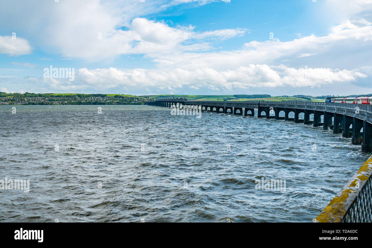 Treno LNER che attraversa il ponte ferroviario Tay, Firth of Tay, Dundee, Scozia, Regno Unito Foto Stock