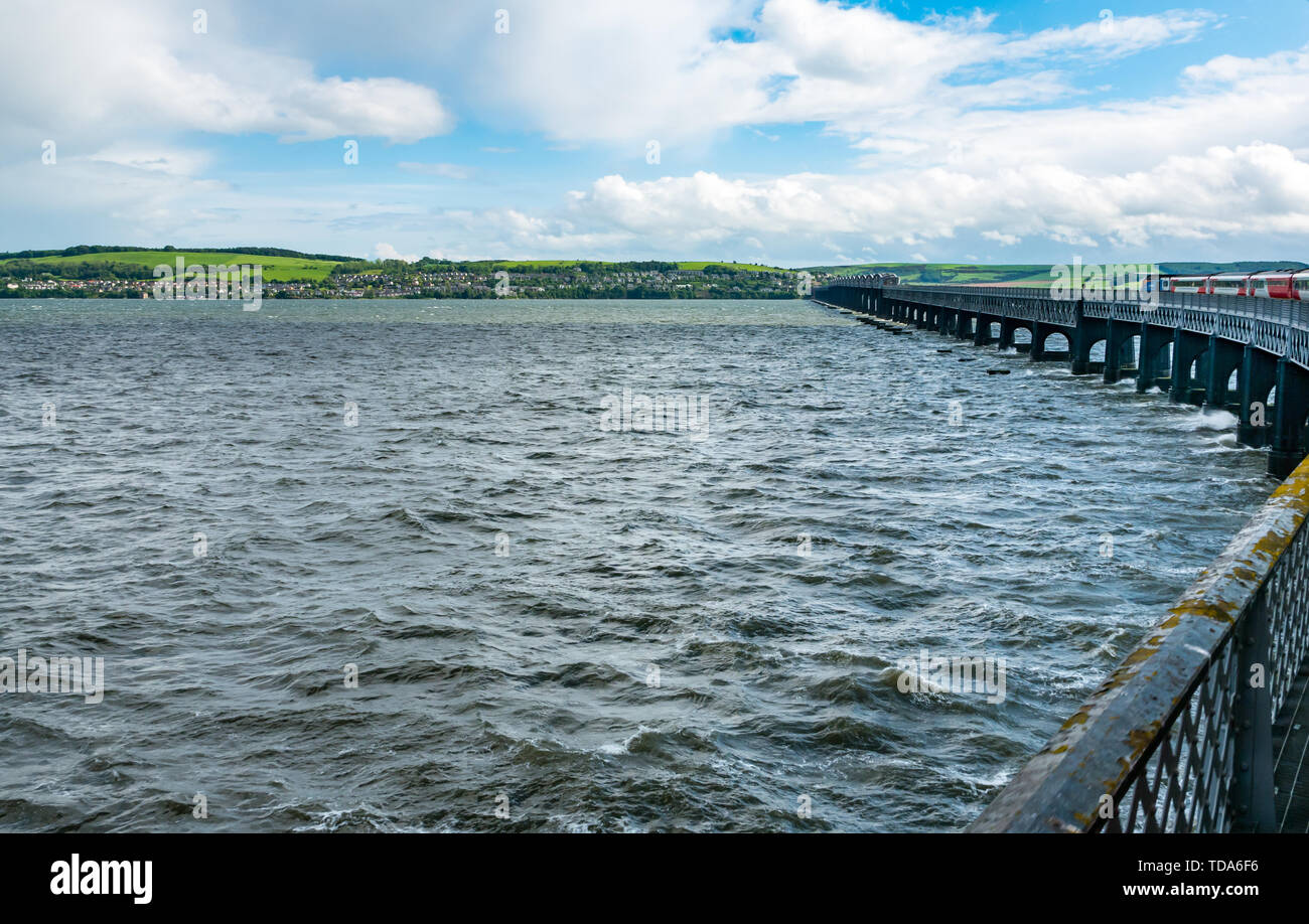 Treno LNER che attraversa il ponte ferroviario Tay, Firth of Tay, Dundee, Scozia, Regno Unito Foto Stock