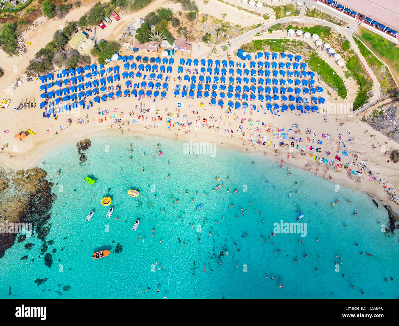 Vista superiore della città di Cipro e la città di Ayia Napa. Vista aerea del resort Mediterraneo città costiere. Foto Stock