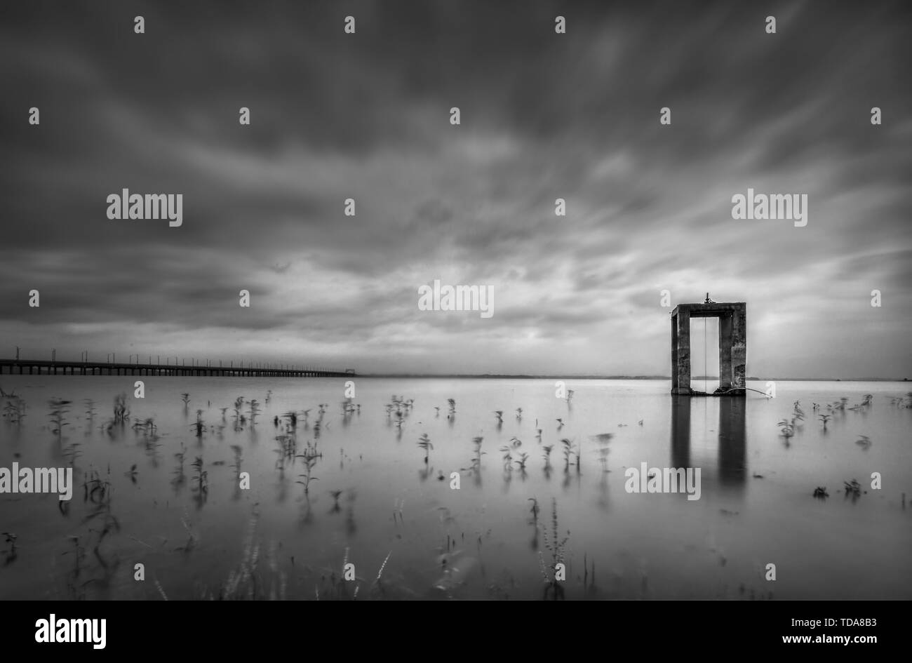 Il lago sotto le nuvole scure Foto Stock