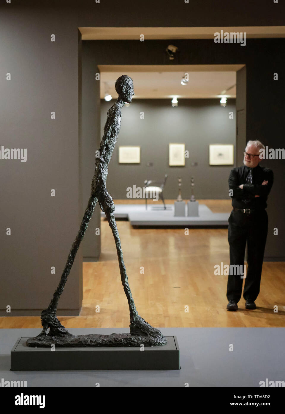 Vancouver, Canada. Xiii Giugno, 2019. Un visitatore guarda la scultura "uomo a piedi' durante l'anteprima media del "Alberto Giacometti : una linea attraverso il tempo' mostra alla Galleria d'Arte di Vancouver a Vancouver, Canada, 13 giugno 2019. La mostra che è in programma dal 16 giugno al 7 settembre 29, presenta opere tra dipinti, sculture, disegni e litografie creato dall'artista svizzero Alberto Giacometti e i suoi contemporanei. Credito: Liang Sen/Xinhua/Alamy Live News Foto Stock