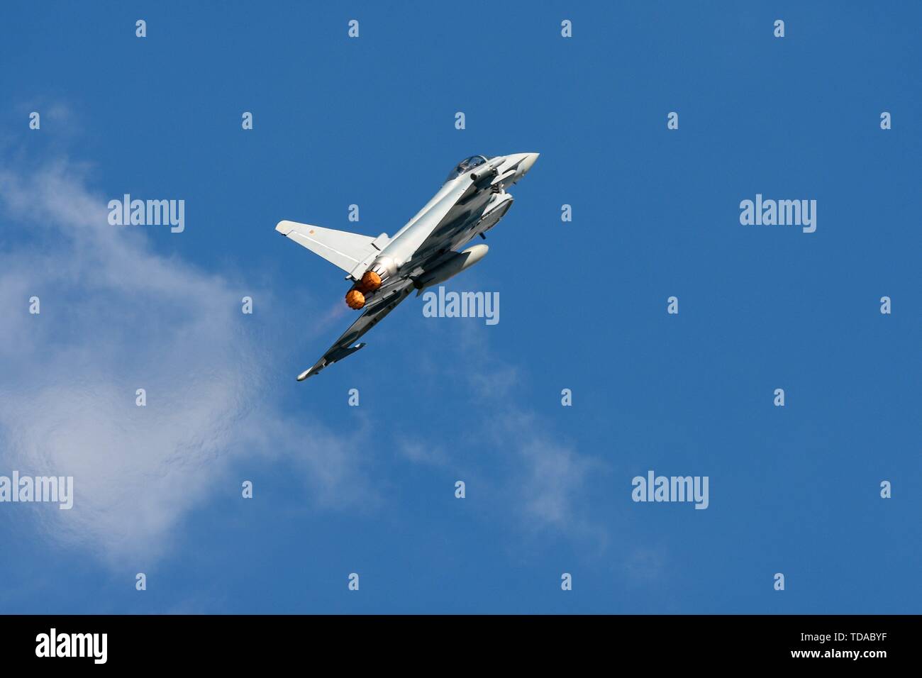 Jagel, Deutschland. Xiii Giugno, 2019. 13.06.2019, due giorni prima del giorno della Bundeswehr era sull'airbase Schleswig del Tactical Air Force Squadron 51 Immelmann, precedentemente Naval Air Squadron 1 (MFG 1) e Aufklarungsgeschwader 51 in Jagel, Schleswig-Holstein ha tenuto un spotterday al Planespotter, premere e rappresentanti delle parti interessate i trasporti aerei, jet da combattimento ed elicotteri da vicino potrebbe fotografare. Un Eurofighter Typhoon in volo con cauterizzato postcombustore. | Utilizzo di credito in tutto il mondo: dpa/Alamy Live News Foto Stock