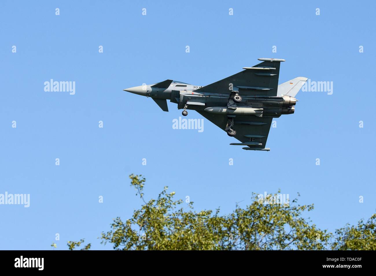 Jagel, Deutschland. Xiii Giugno, 2019. 13.06.2019, due giorni prima del giorno della Bundeswehr era sull'airbase Schleswig del Tactical Air Force Squadron 51 Immelmann, precedentemente Naval Air Squadron 1 (MFG 1) e Aufklarungsgeschwader 51 in Jagel, Schleswig-Holstein ha tenuto un spotterday al Planespotter, premere e rappresentanti delle parti interessate i trasporti aerei, jet da combattimento ed elicotteri da vicino potrebbe fotografare. Un Eurofighter Typhoon in volo. | Utilizzo di credito in tutto il mondo: dpa/Alamy Live News Foto Stock