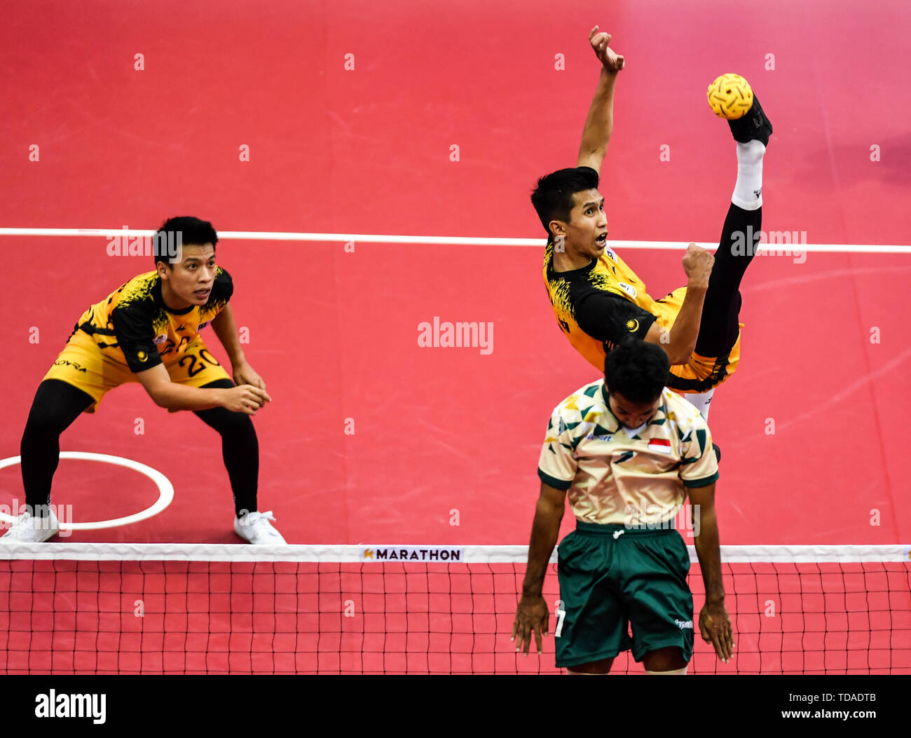 Kunming, la Cina della provincia dello Yunnan. 14 Giugno, 2019. Muhammad Bin Noraizat Mohd Nordin superiore (R) della Malesia compete durante gli uomini doppio partita finale del 2019 Asian Sepaktakraw campionati tra Indonesia e Malaysia di Kunming, a sud-ovest della Cina di Provincia di Yunnan, 14 giugno 2019. Credito: Jiang Wenyao/Xinhua/Alamy Live News Foto Stock