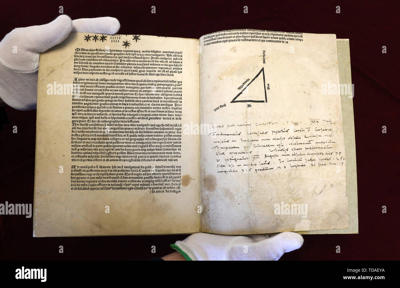 Rostock, Germania. Xiii Giugno, 2019. Robert Zepf, direttore mostra presso la Biblioteca universitaria La prima edizione in folio di Mundus Novus di Amerigo Vespucci dal 1505, stampata da Rostock del segretario del consiglio di Hermann Barckhusen (circa 1460-1528/29), sulla destra una voce manoscritta. La straordinaria nuova acquisizione della Biblioteca universitaria sarà presentato ufficialmente il 14.06.2019. Credito: Bernd Wüstneck/dpa-Zentralbild/dpa/Alamy Live News Foto Stock