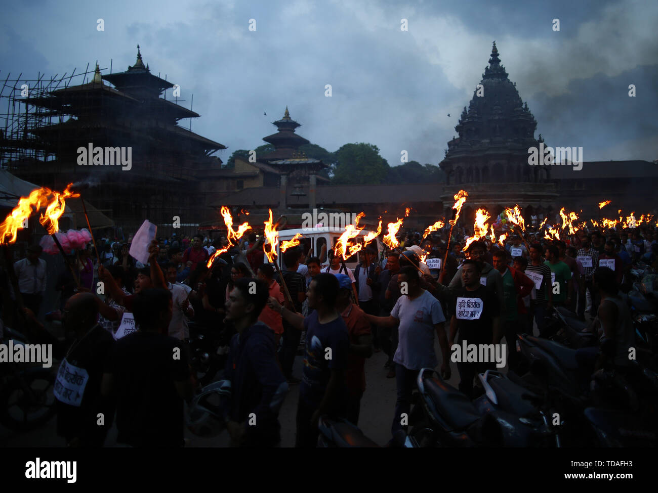 Lalitpur, Nepal. 14 Giugno, 2019. I membri delle comunità indigene Newar comunità prendere parte in una torcia di protesta contro il controverso Guthi bill a Patan Durbar Square in Lalitpur, Nepal il Venerdì, 14 giugno 2019. I manifestanti chiedono che il governo di ritirare il Guthi bill registrato nell Assemblea nazionale che prevede nationalizing tutti i siti religiosi e confida in una Commissione forte. Credito: Skanda Gautam/ZUMA filo/Alamy Live News Foto Stock