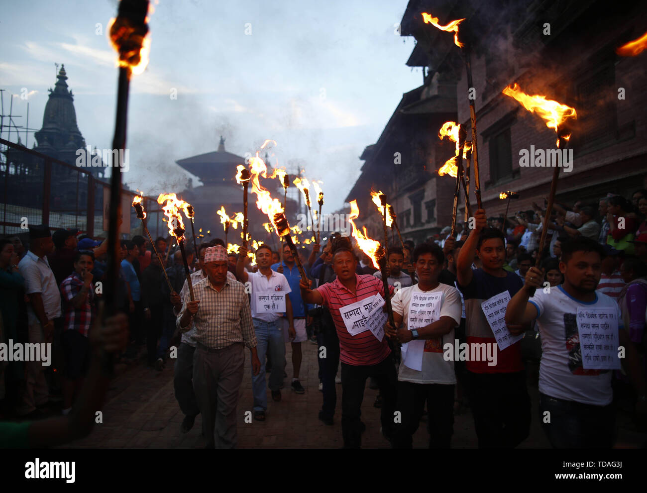 Giugno 14, 2019, Lalitpur, Nepal: membri di indigeni Newar comunità prendere parte in una torcia di protesta contro il controverso Guthi bill a Patan Durbar Square in Lalitpur, Nepal. I manifestanti chiedono che il governo di ritirare il Guthi bill registrato nell Assemblea nazionale che prevede nationalizing tutti i siti religiosi e confida in una Commissione forte. Credito: Skanda Gautam/ZUMA filo/Alamy Live News Foto Stock