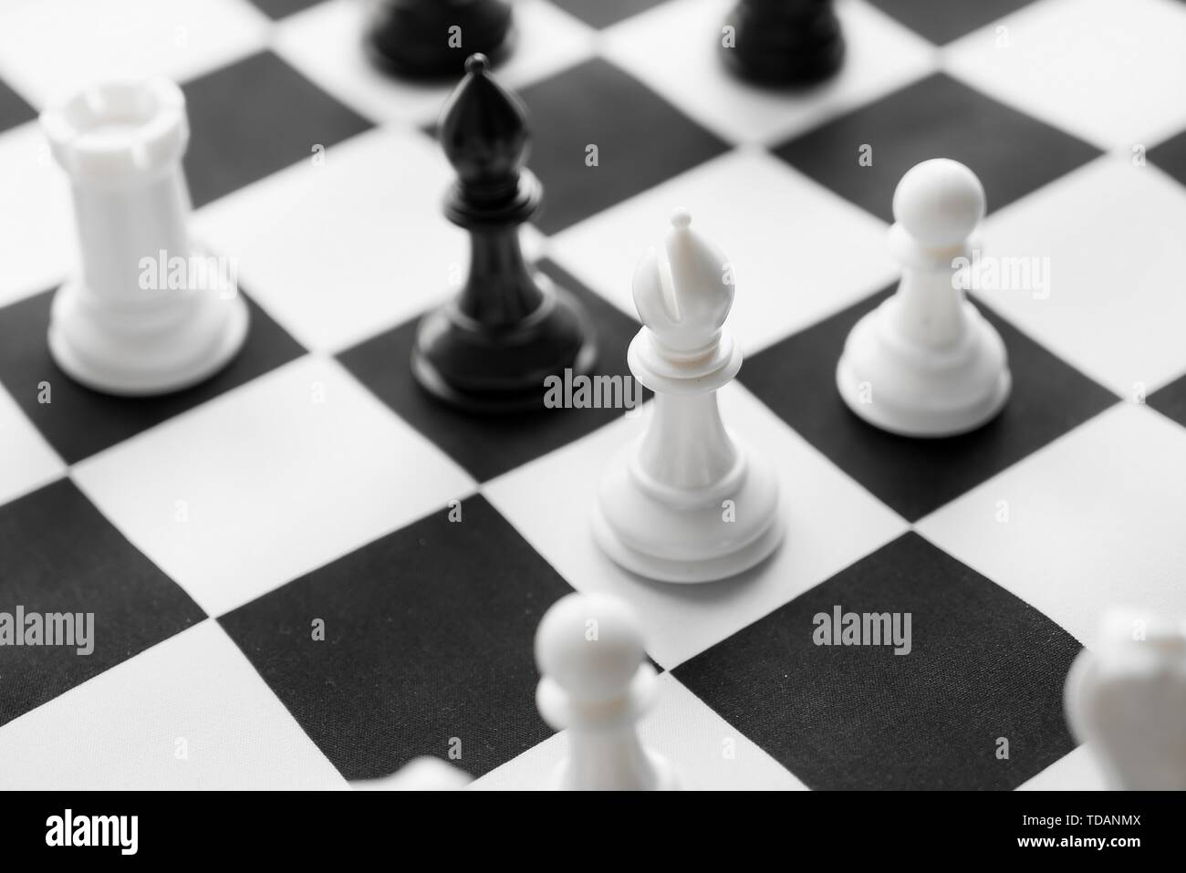 Un nero-e-bianco set di scacchi che convoglia i concetti di concorrenza, matchups, vittorie e sconfitte, strategie, ecc. Foto Stock