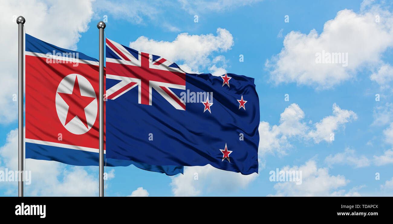 La Corea del Nord e Nuova Zelanda bandiera sventolare nel vento contro bianco torbido cielo blu insieme. Concetto di Diplomazia e relazioni internazionali. Foto Stock
