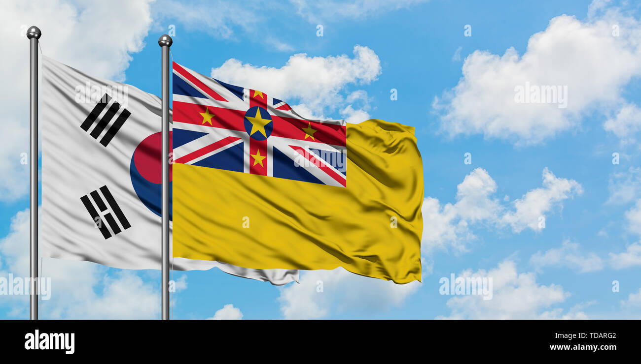 La Corea del Sud e di Niue bandiera sventolare nel vento contro bianco torbido cielo blu insieme. Concetto di Diplomazia e relazioni internazionali. Foto Stock