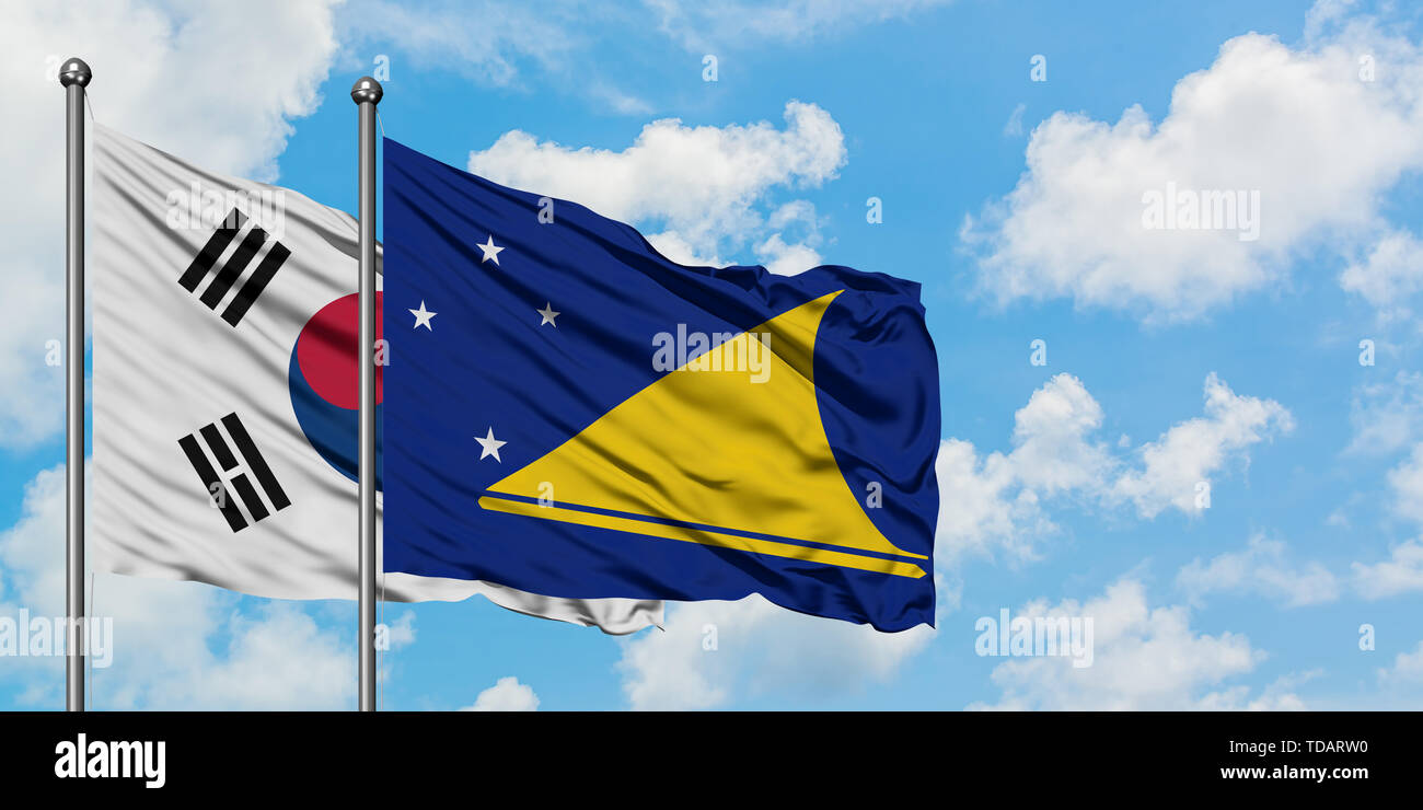La Corea del Sud e Isole Tokelau bandiera sventolare nel vento contro bianco torbido cielo blu insieme. Concetto di Diplomazia e relazioni internazionali. Foto Stock