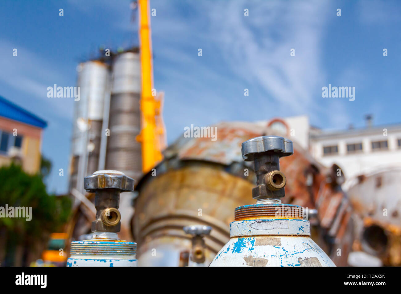 Utilizzato gas di vecchi serbatoi di saldatura, per il taglio di metallo di scarto con torcia a junkyard. Foto Stock