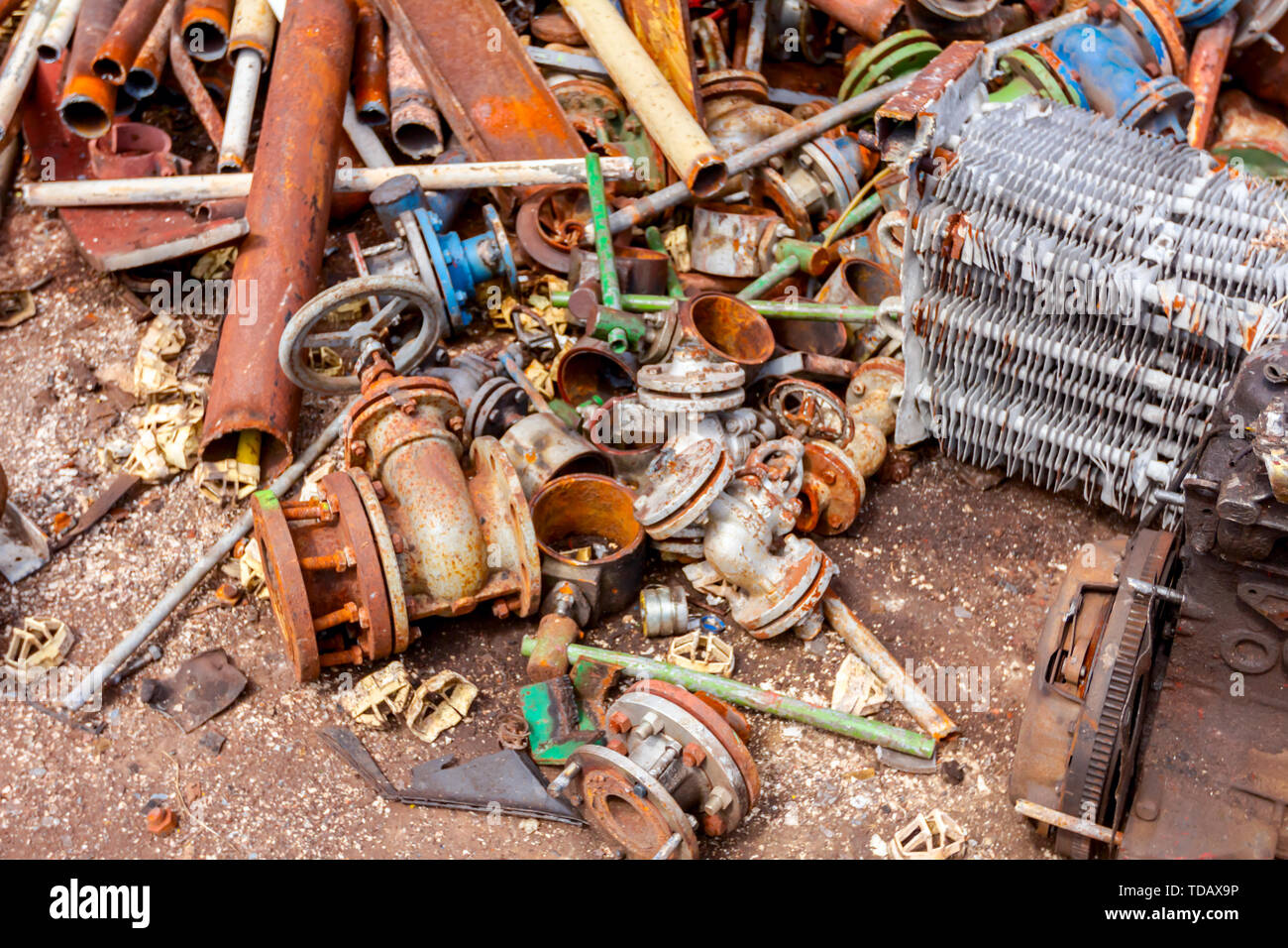Mucchio di rottami di metallo, il vecchio sistema di raffreddamento e parti industriali, tubi e valvole dopo la cassazione. Foto Stock