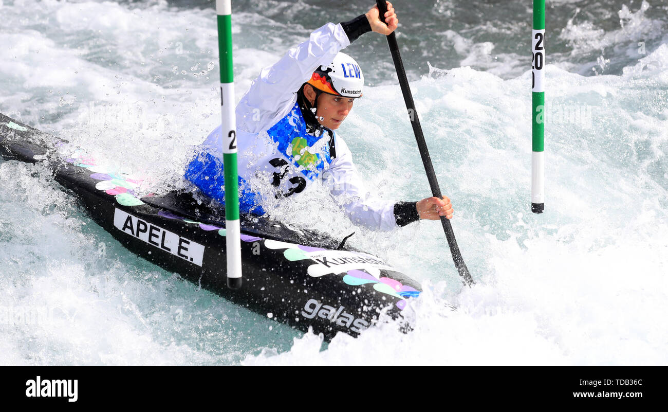 Germnay Elena Apel durante il giorno uno della canoa slalom della Coppa del Mondo a Lee Valley White Water Centre di Londra. Foto Stock