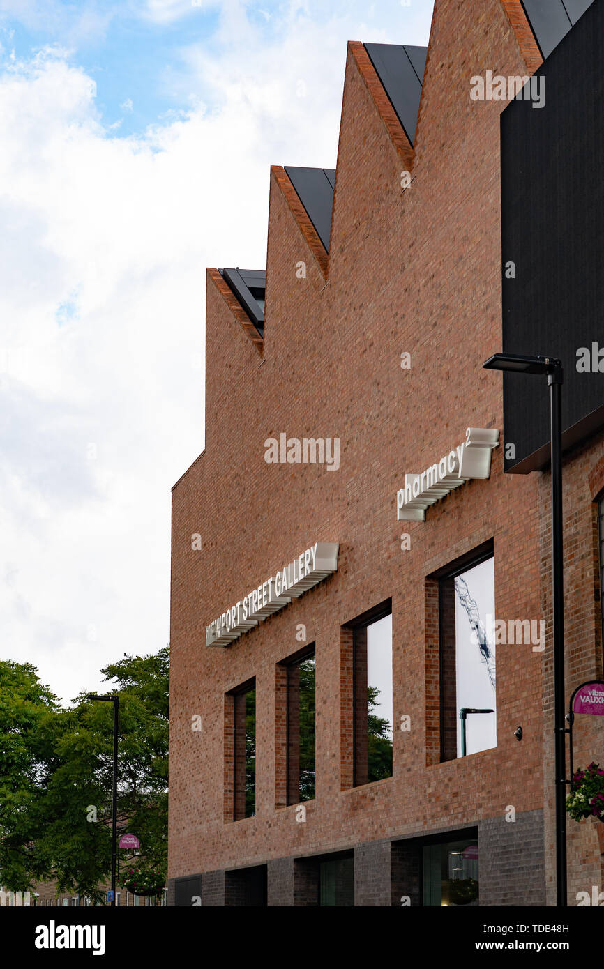 Una vista del Newport Street Gallery (casa della collezione d'arte privata di Damien Hurst), da Caruso St John Architects (2015). Dalla città aperta arch Foto Stock