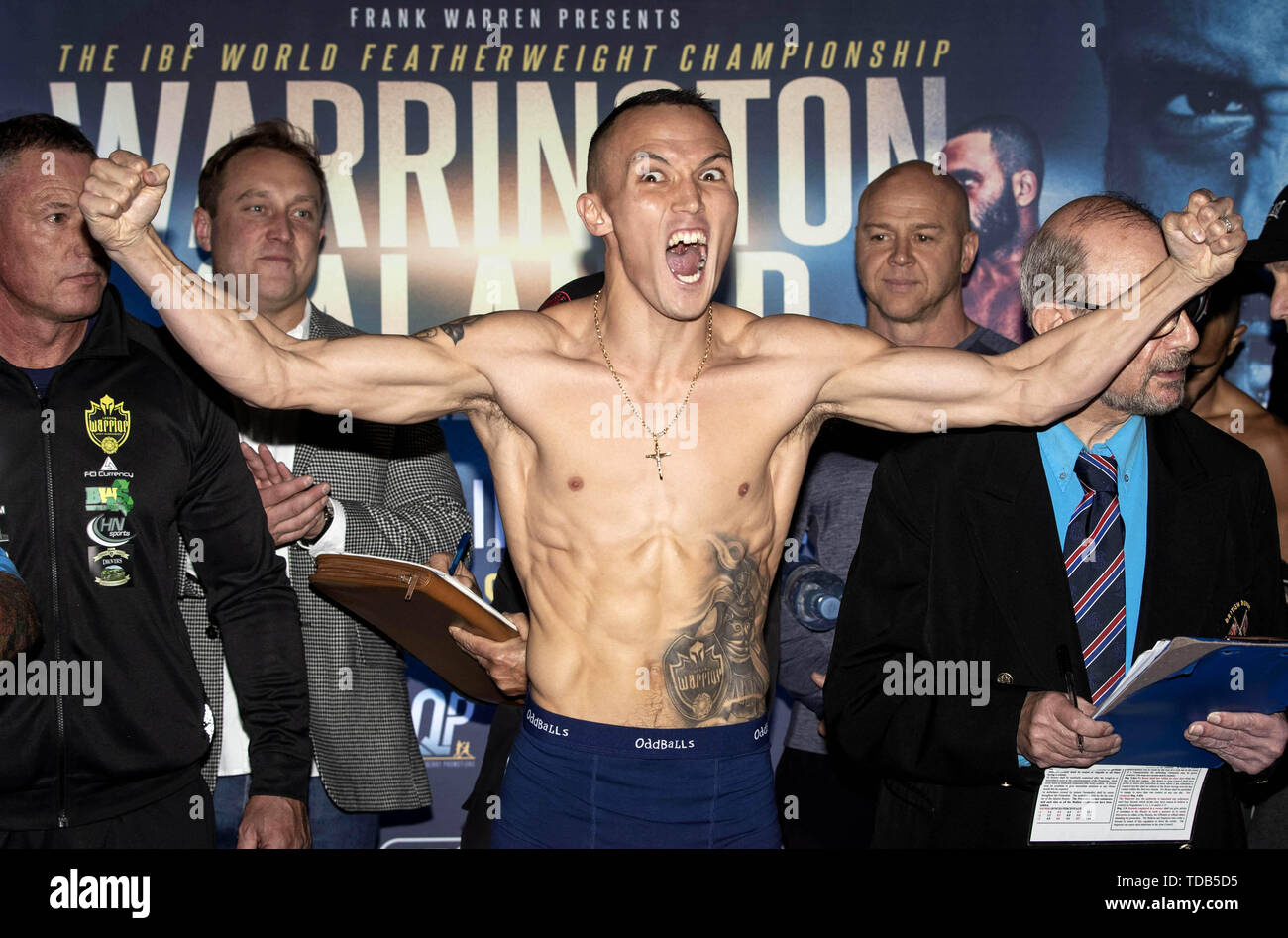 Josh Warrington durante la pesatura in al Millennium Square, Leeds. Foto Stock