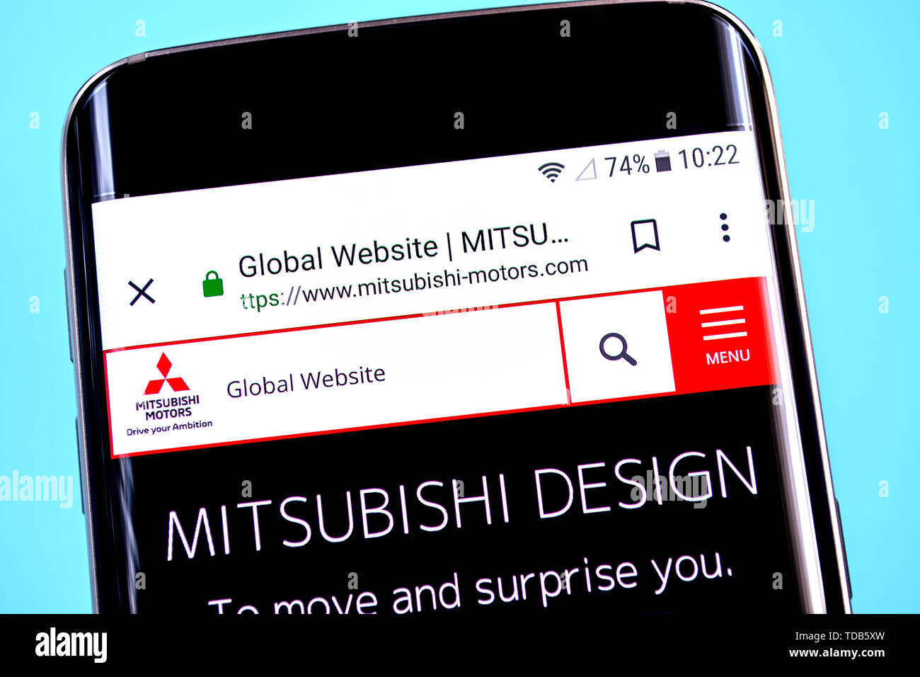 Berdyansk, Ucraina - 1 Giugno 2019: Mitsubishi Motors website homepage. Mitsubishi Motors logo visibile sullo schermo del telefono Foto Stock
