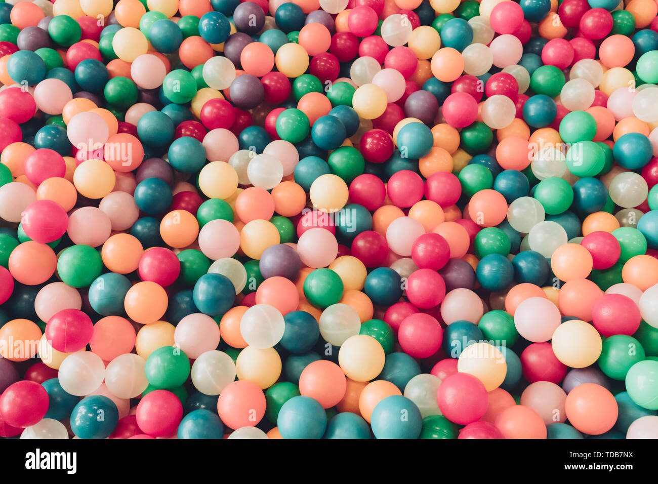 Partita di plastica e palle colorate in modo caotico Foto Stock