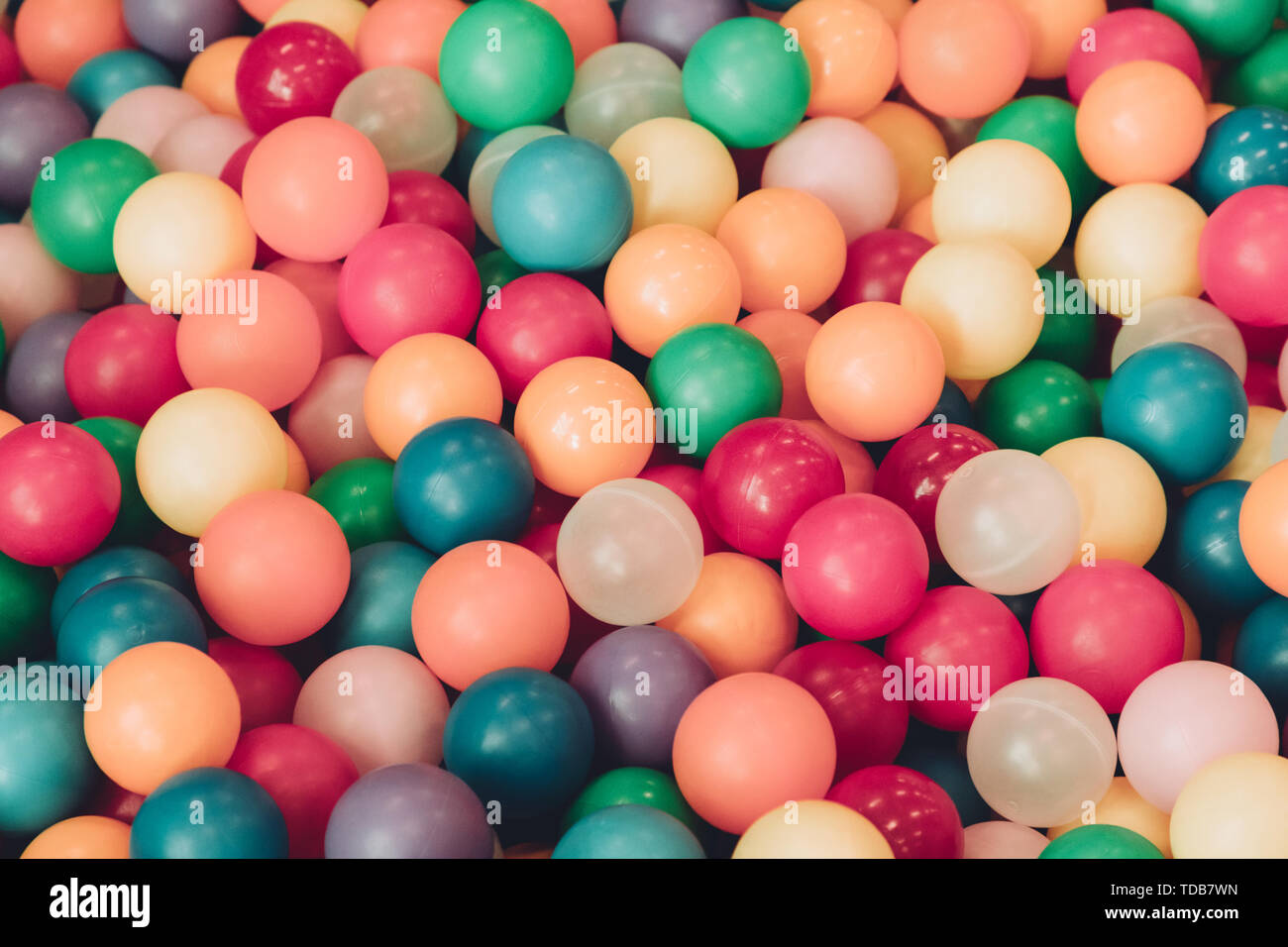Partita di plastica e palle colorate in modo caotico Foto Stock