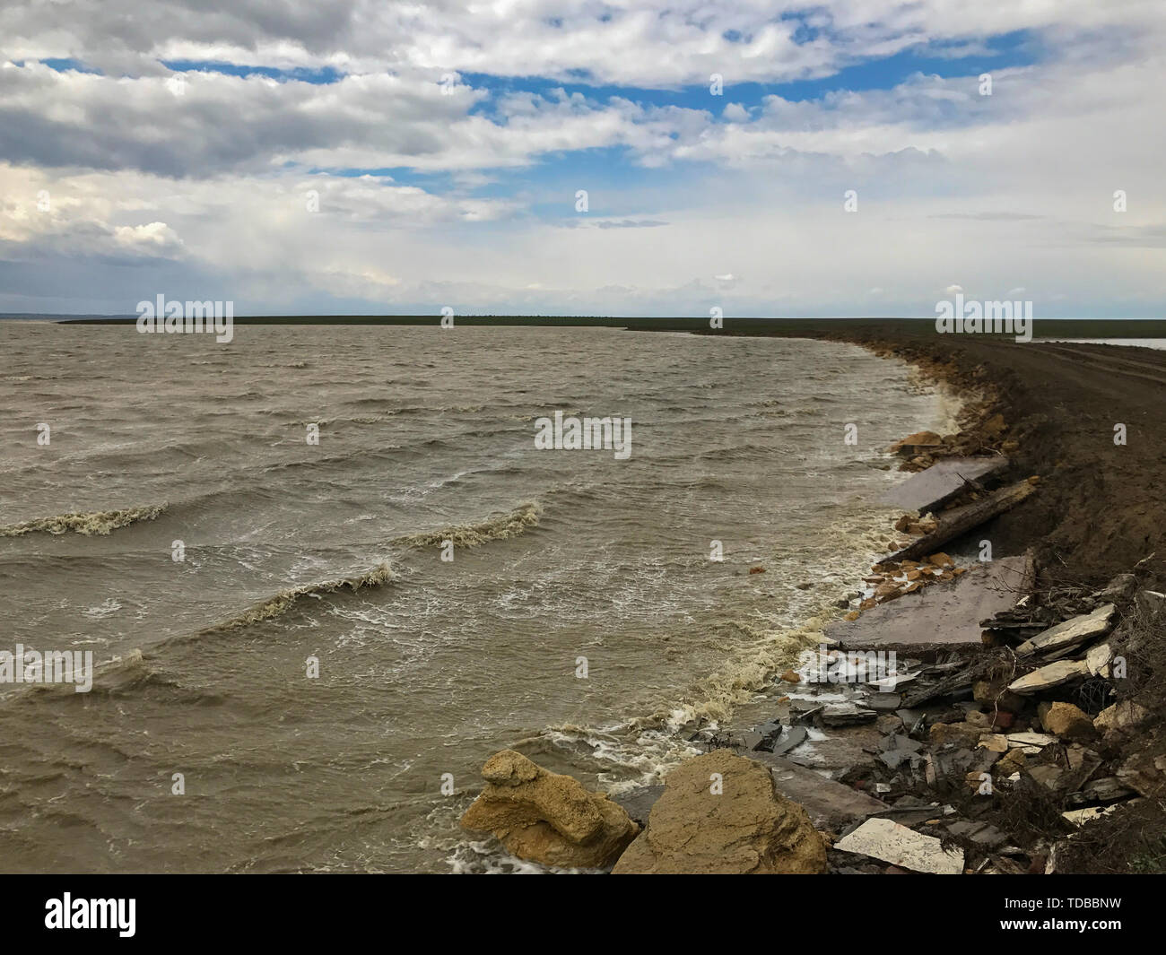 Sporca il mare e il cielo in prossimità della strada nelle ore diurne Foto Stock