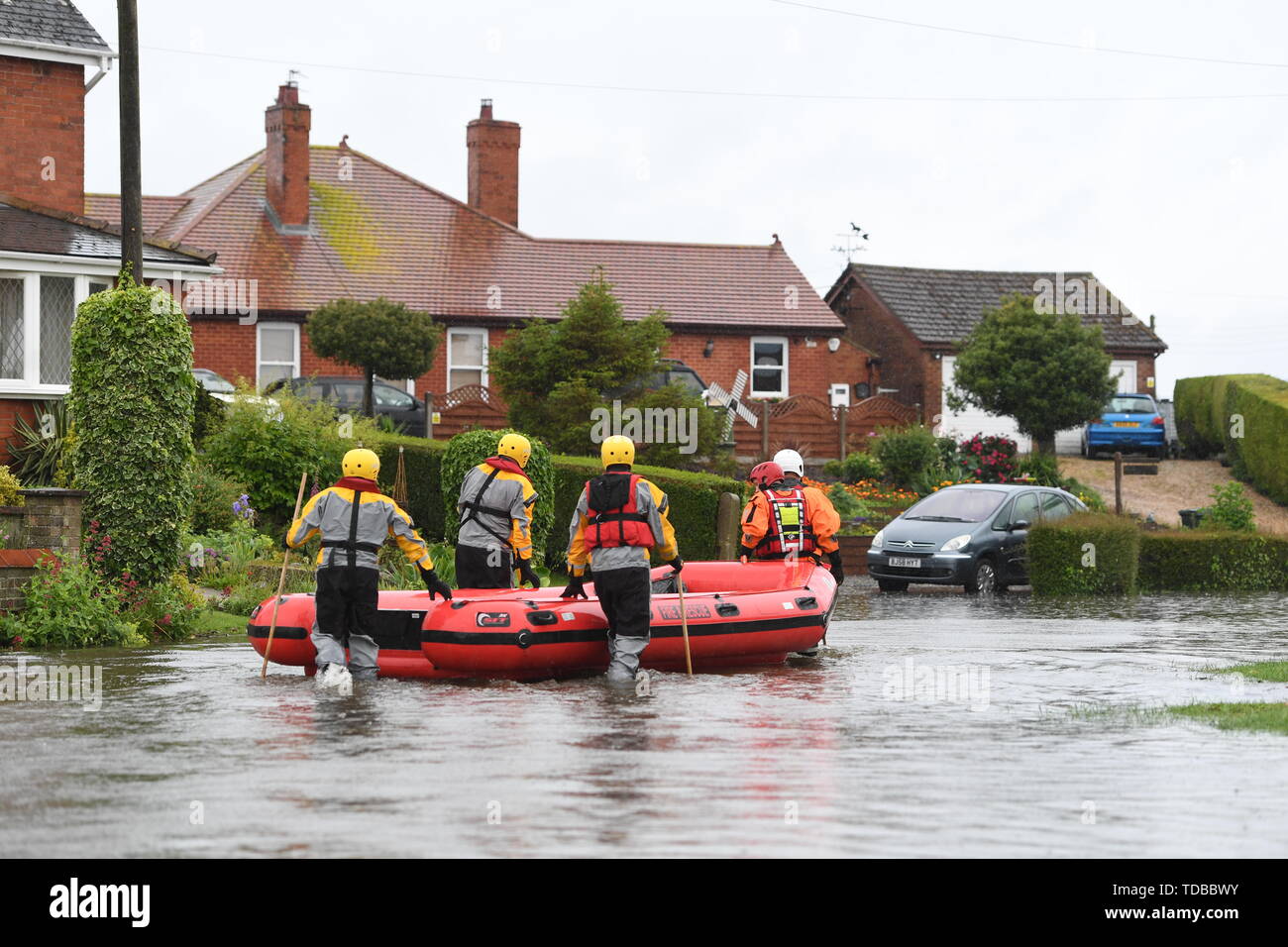 Gli operatori di soccorso in Wainfleet Tutti i Santi, in Lincolnshire, dove le strade e le proprietà sono inondati dopo la città aveva più di due mesi di pioggia in soli due giorni. Il Royal Air Force è stato elaborato dopo il fiume di macerazione violato le sue rive. Foto Stock