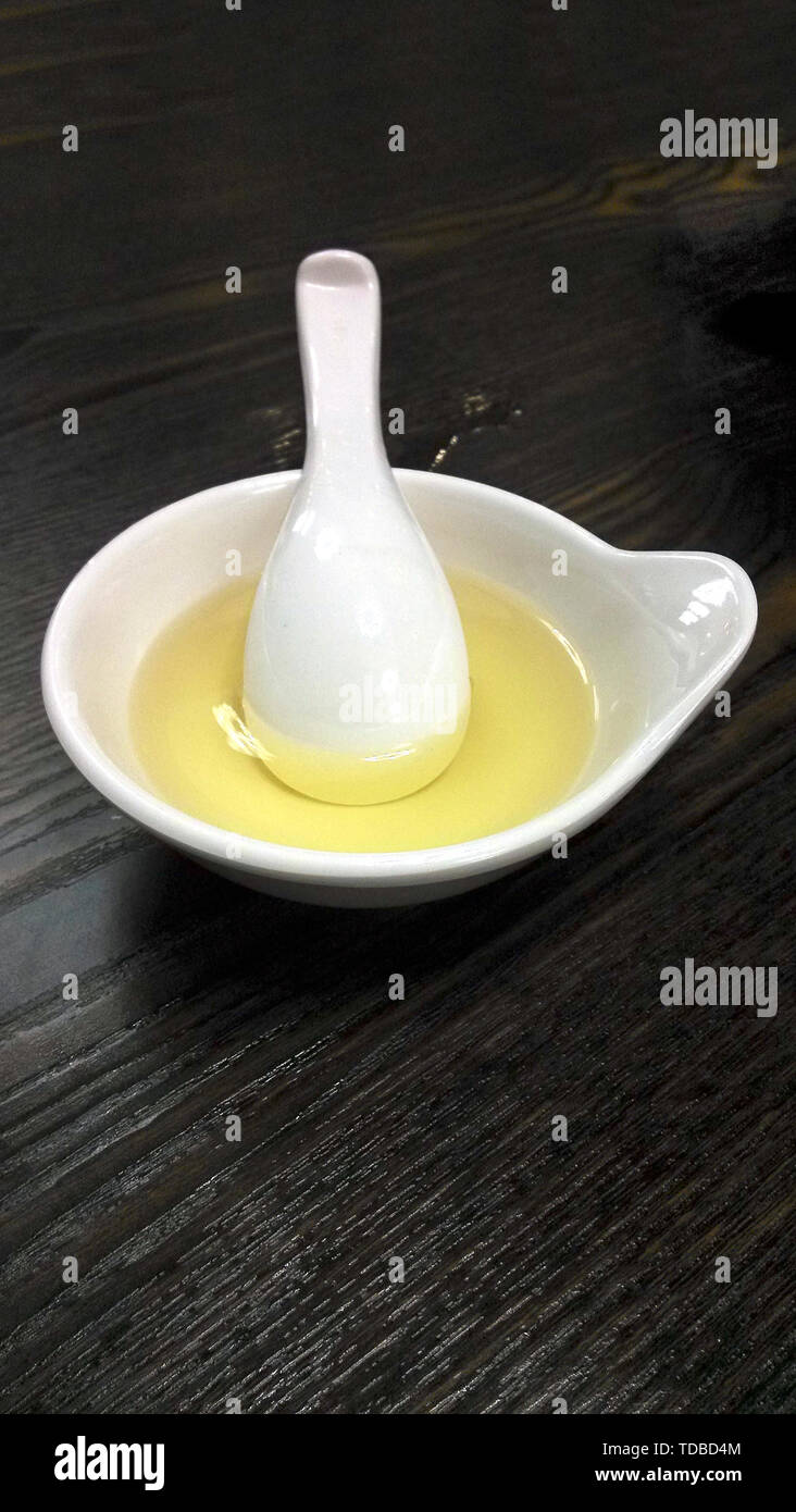 Una ciotola di olio profumato. Foto Stock