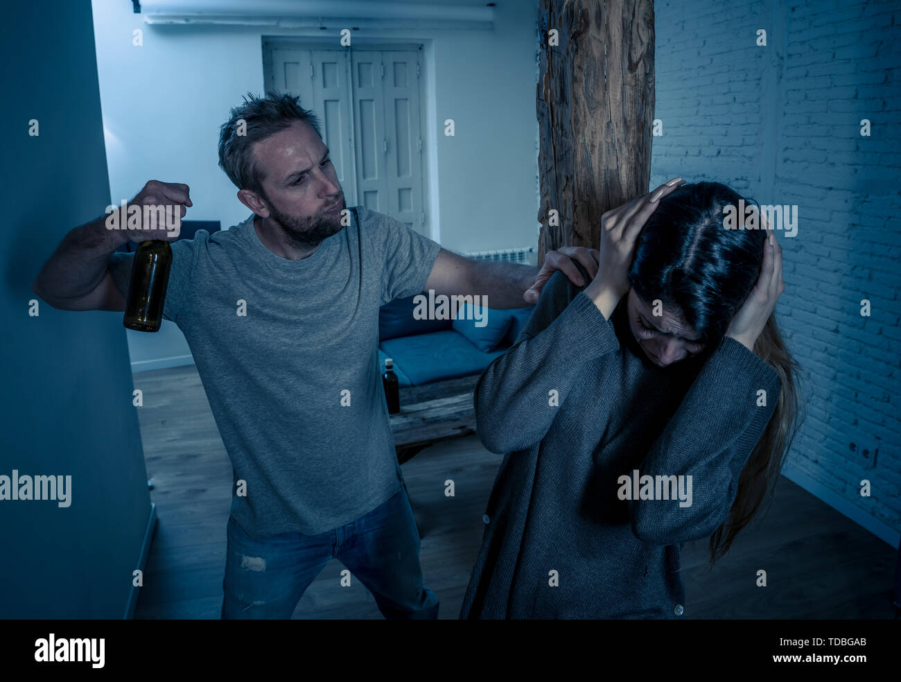 Le questioni sociali della violenza domestica concetto. Bevande alcoliche e compierli partner di battitura e di minacciare la sua moglie terrorizzata. Uomo violento fisicamente abusando di spaventare Foto Stock