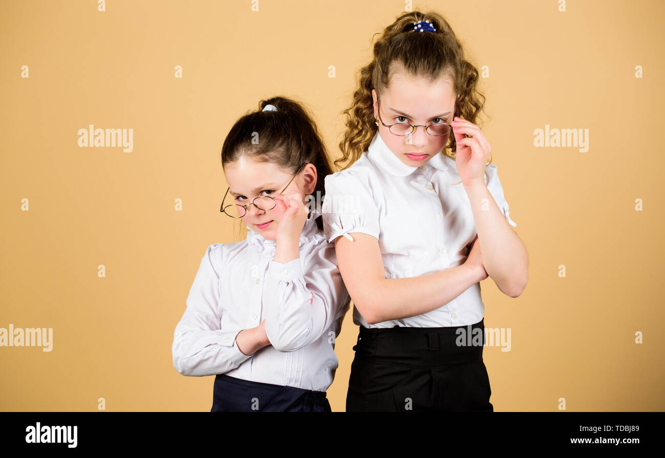 Fiducioso studenti. amicizia per sempre. torna a scuola. studio concetto. smart le piccole bambine a lezione. ragazze in uniforme scolastica. copia spazio. seri studenti in uniforme. La scuola di moda. vita degli studenti. Foto Stock