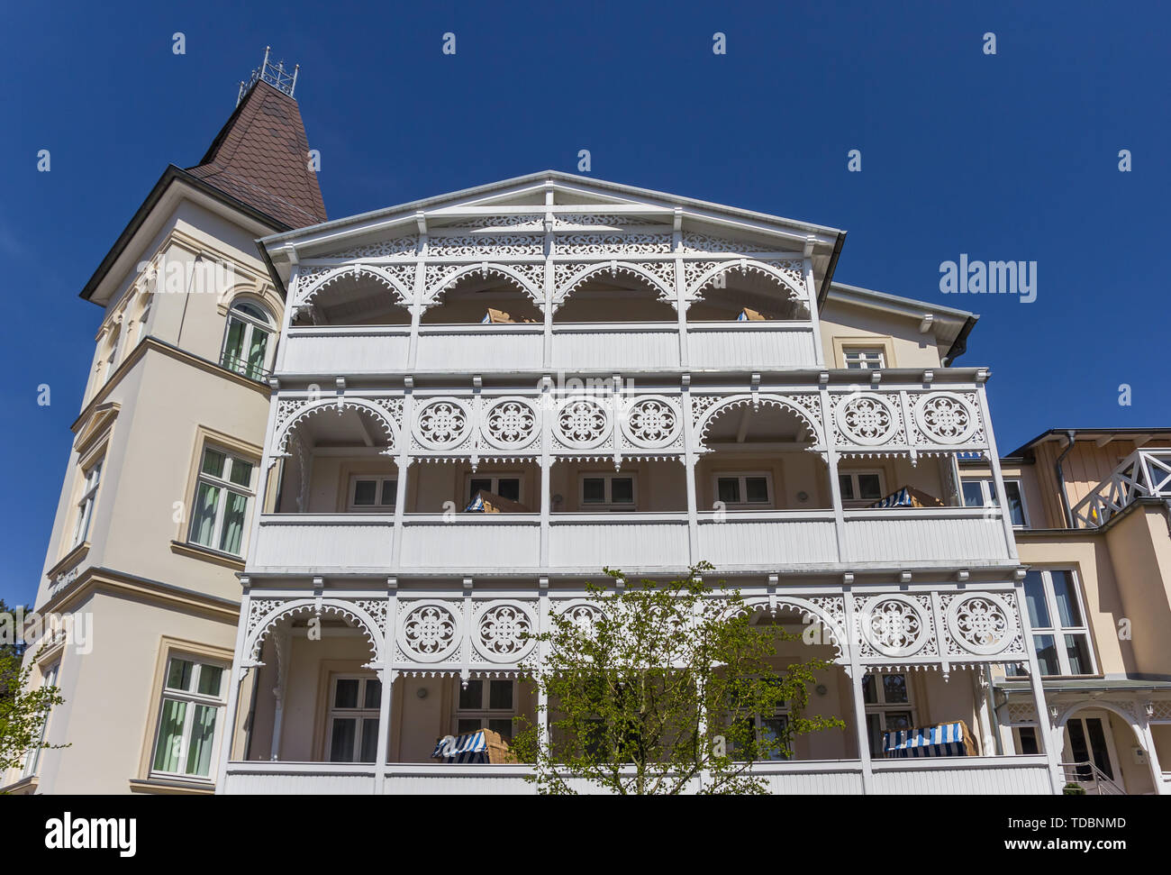 Tradizionale architettura spa in Sellin villaggio sull isola di Rügen, Germania Foto Stock