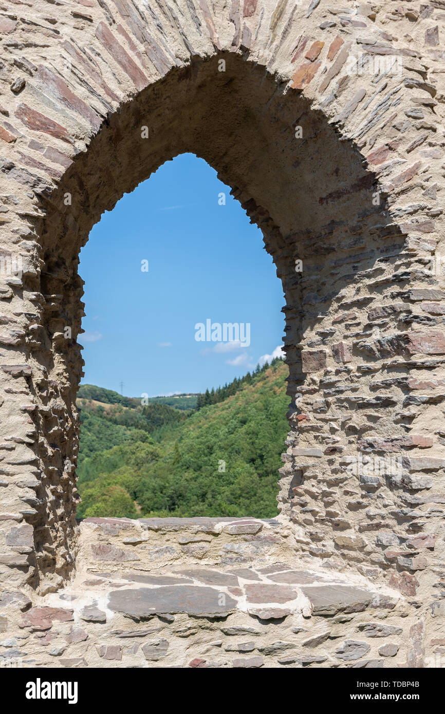 Muro di pietra e apertura di finestra della rovina castello Brandenbourg, Lussemburgo Foto Stock