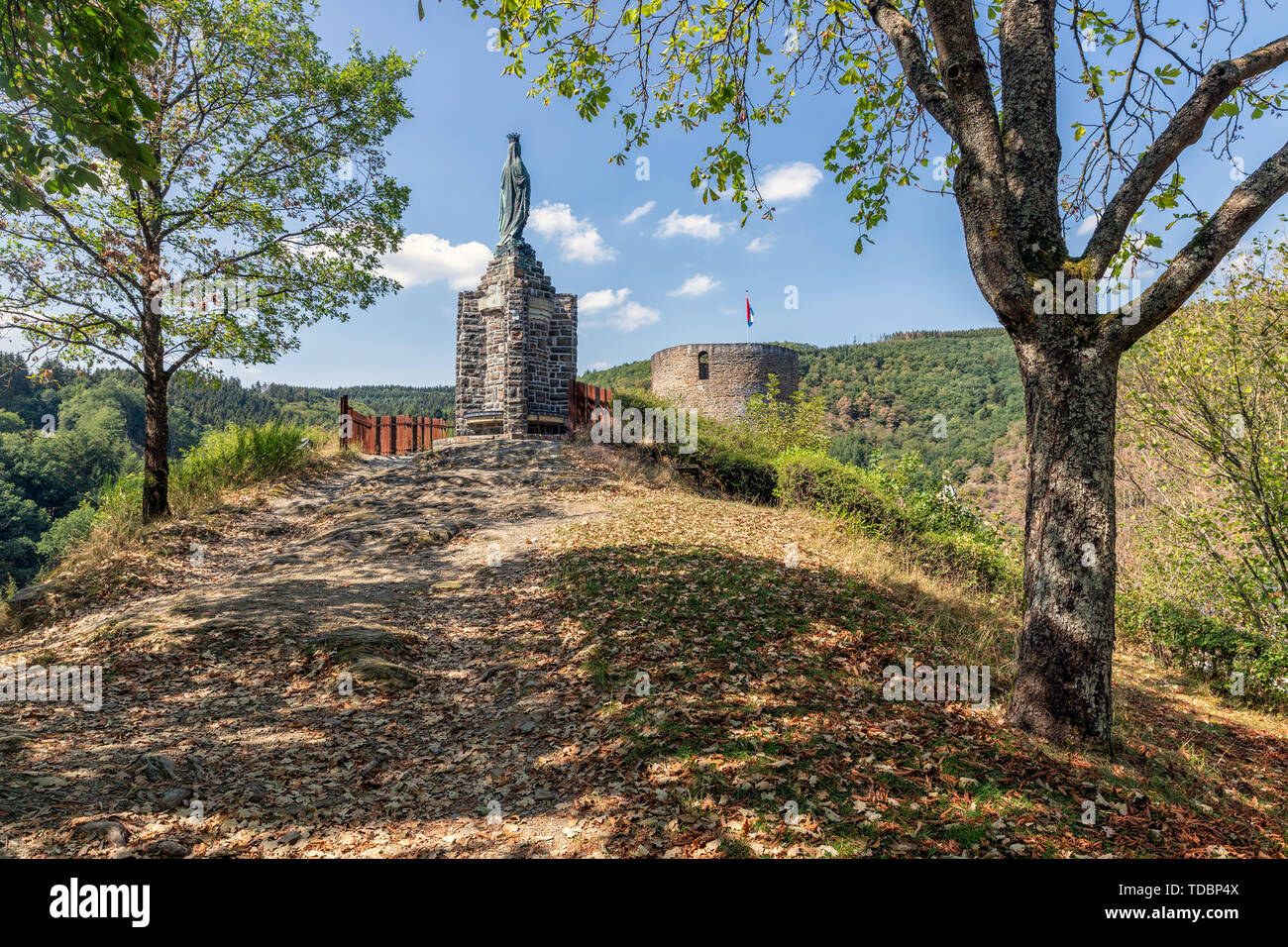 Ardenne collina con statua commemorativa vicino al villaggio di Esch-sur-sicuri in Lussemburgo Foto Stock