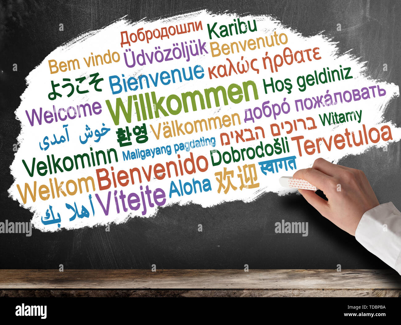 Benvenuti in lingue diverse word cloud su lavagna Foto Stock