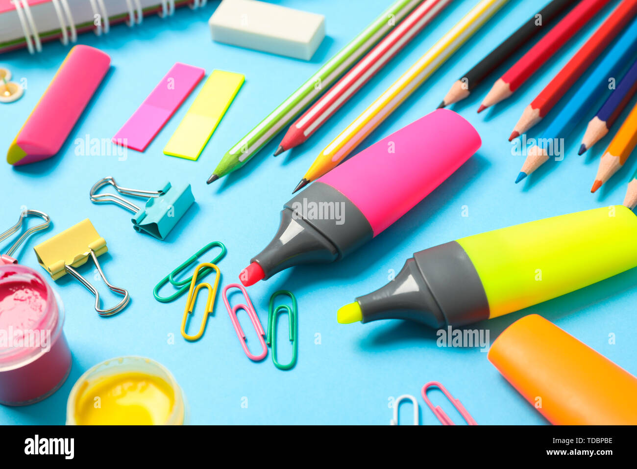 Composizione con forniture scolastiche sul colore di sfondo, primo piano Foto Stock