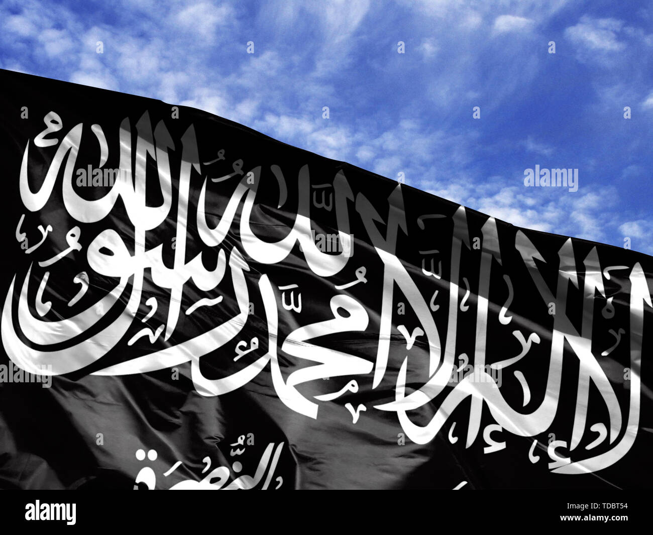 Sventola bandiera di Al fronte Nusra close up contro il cielo blu Foto Stock