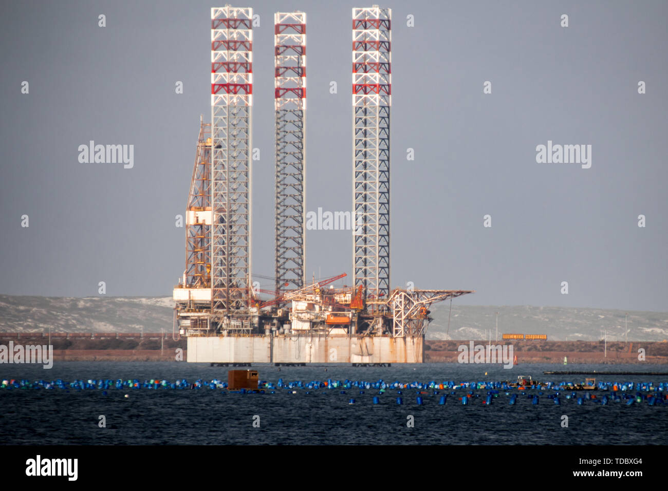 Oil Rig ormeggiati in porto con le gambe sollevate Foto Stock