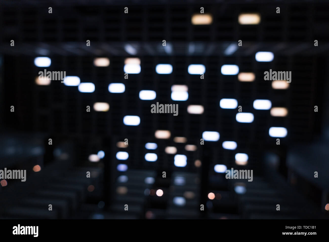 Ambiente scuro con luci sul tetto, sci-fi di sfondo Foto Stock