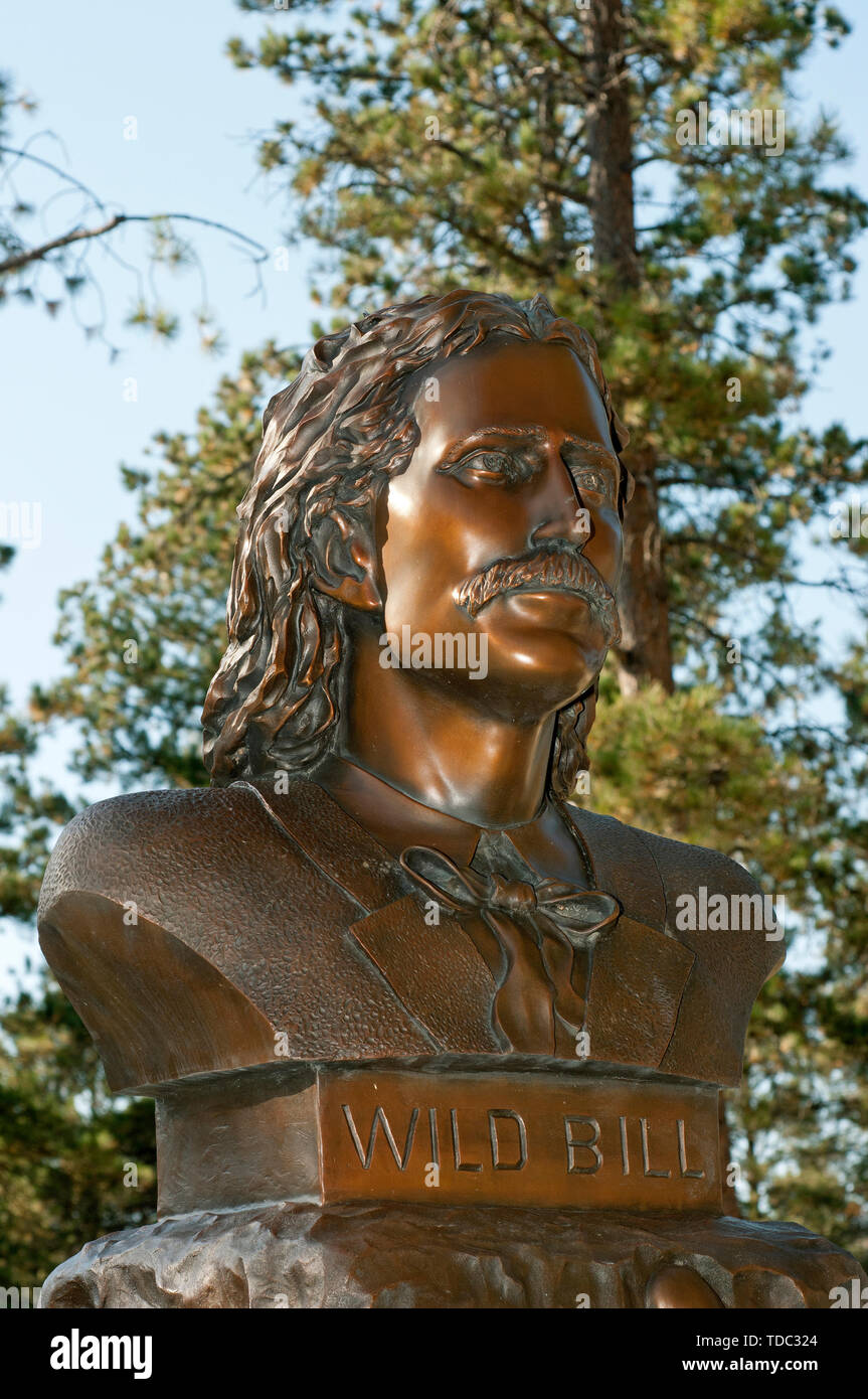 Statua di bronzo di James Butler Hickok (alias Wild Bill, 1837-1876) sulla sua tomba sul Monte Moriah cimitero, Deadwood, nella contea di Lawrence, Dakota del Sud, STATI UNITI D'AMERICA Foto Stock