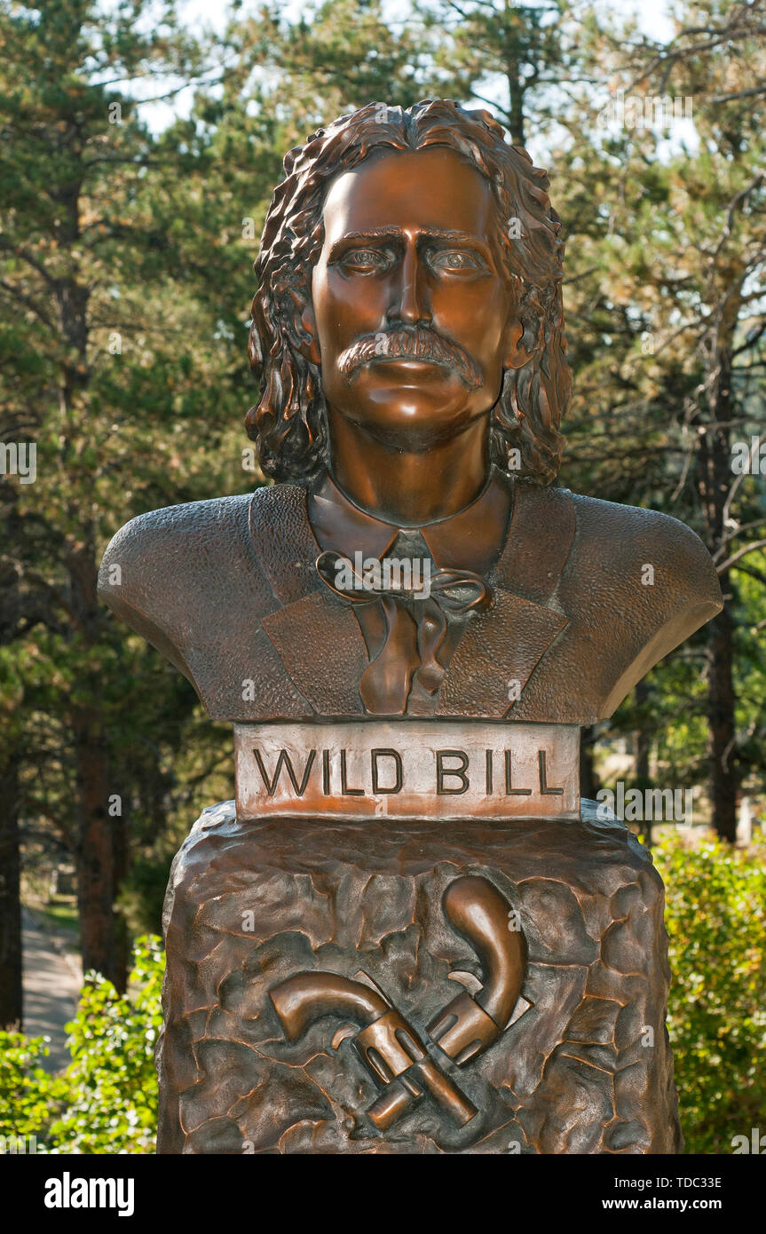 Statua di bronzo di James Butler Hickok (alias Wild Bill, 1837-1876) sulla sua tomba sul Monte Moriah cimitero, Deadwood, nella contea di Lawrence, Dakota del Sud, STATI UNITI D'AMERICA Foto Stock