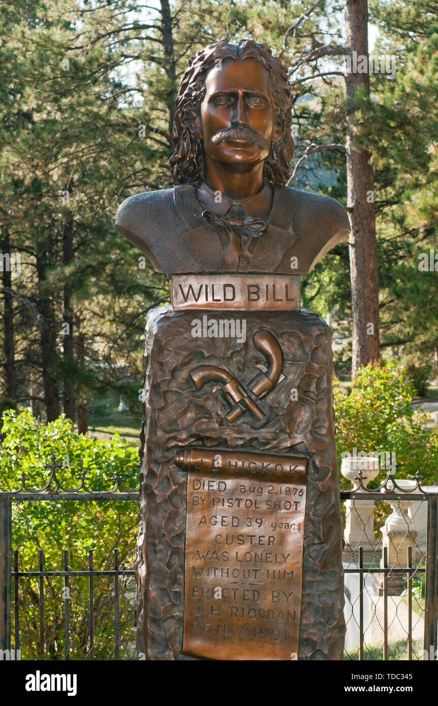 Statua di bronzo di James Butler Hickok (alias Wild Bill, 1837-1876) sulla sua tomba sul Monte Moriah cimitero, Deadwood, nella contea di Lawrence, Dakota del Sud, STATI UNITI D'AMERICA Foto Stock