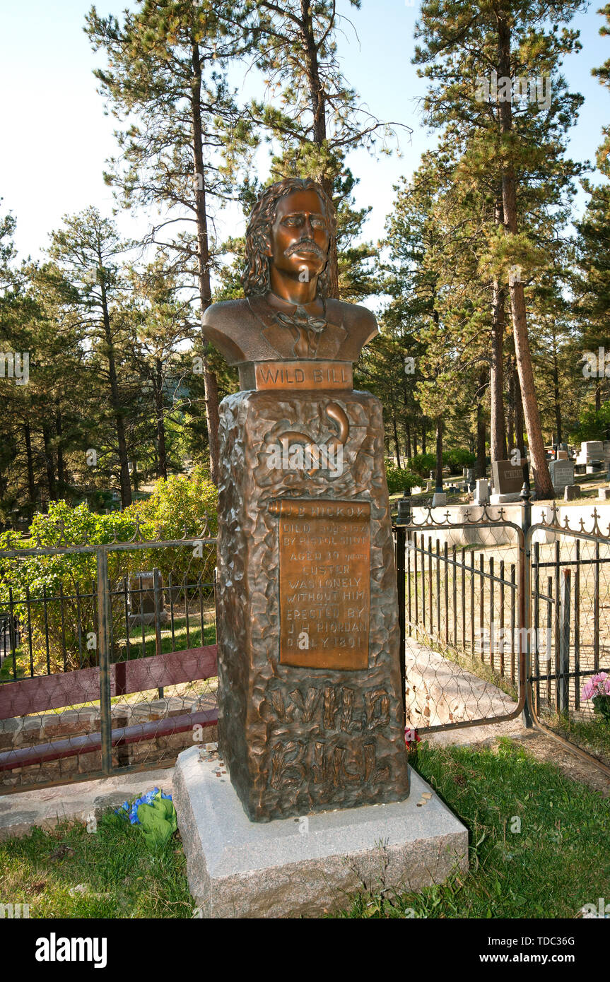 Statua di bronzo di James Butler Hickok (alias Wild Bill, 1837-1876) sulla sua tomba sul Monte Moriah cimitero, Deadwood, nella contea di Lawrence, Dakota del Sud, STATI UNITI D'AMERICA Foto Stock