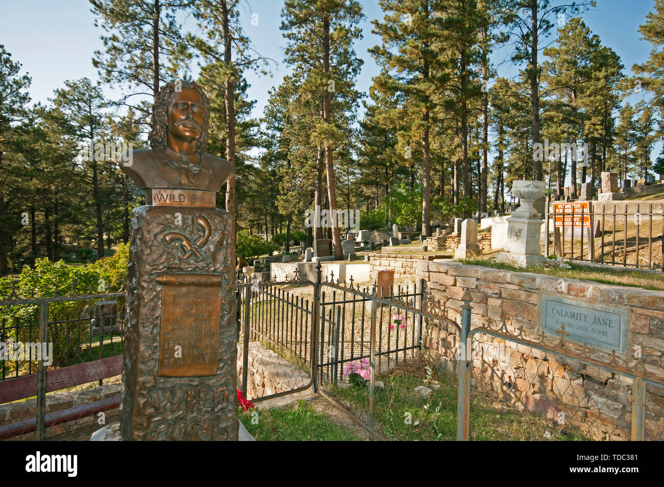 Le tombe di James Butler Hickok (Wild Bill, 1837-1876) e Martha Jane Burke (Calamity Jane, 1852-1903), Mt. Il cimitero di Moria, Deadwood, Dakota del Sud, STATI UNITI D'AMERICA Foto Stock