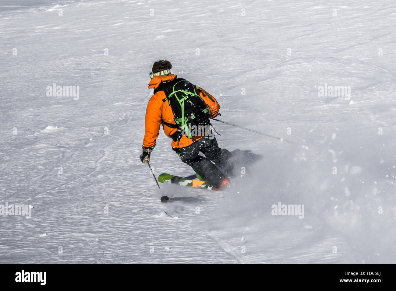 Sciatore freeride in coperta di neve pendio montano in inverno facendo dapprima le tracce in intatta Vergine neve Foto Stock