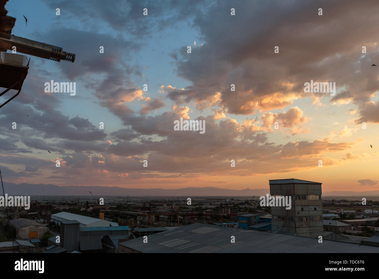 Foto del tramonto e nuvole nonché le infrastrutture della piccola città Foto Stock