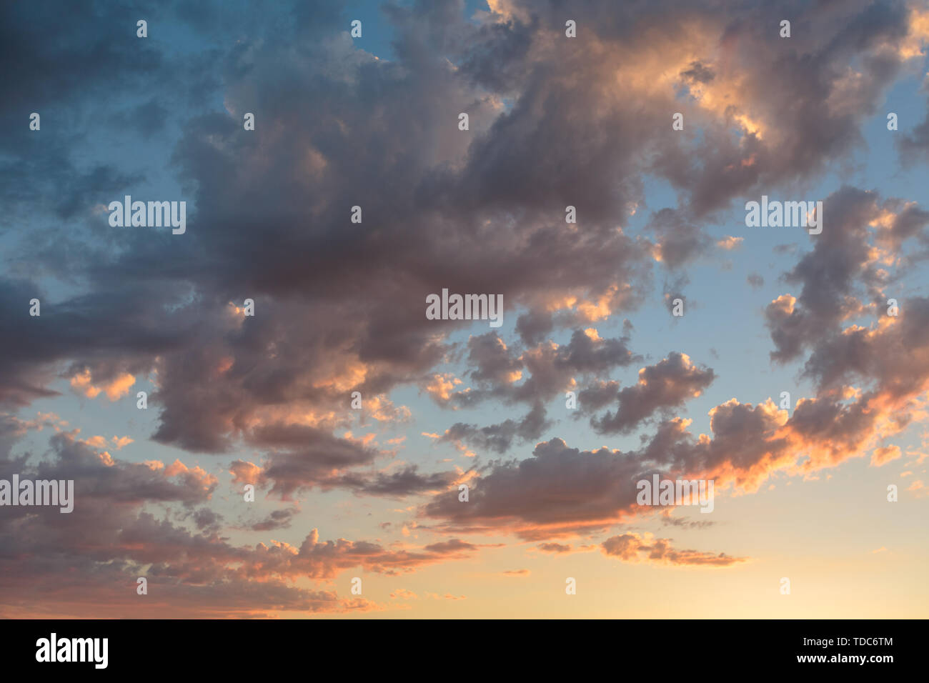 Foto di le nuvole colorate durante il tramonto su un cielo blu Foto Stock