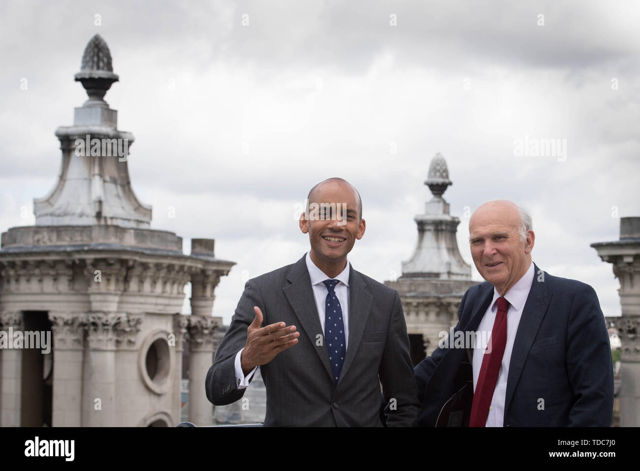 Ex cambiare UK e manodopera MP Chuka Umunna (sinistra) con il gruppo del Partito europeo dei liberali democratici Leader Vince cavo a seguito di una conferenza stampa a Westminster, Londra, dove ha annunciato che egli si unisce al Lib Dems ha. Foto Stock