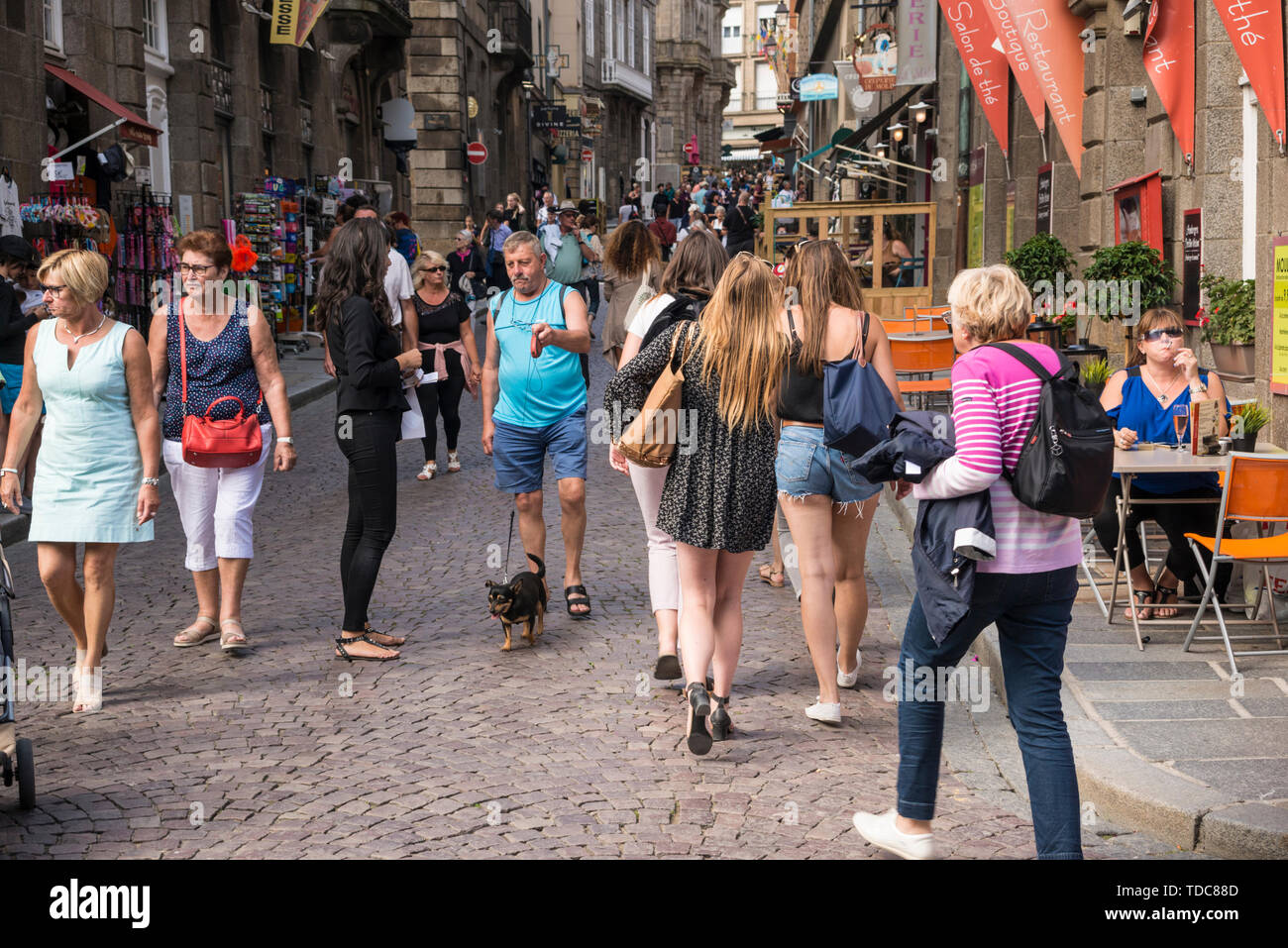 Strada trafficata di Saint Malo entro le mura (Intra Muros), Brittany, Francia Foto Stock
