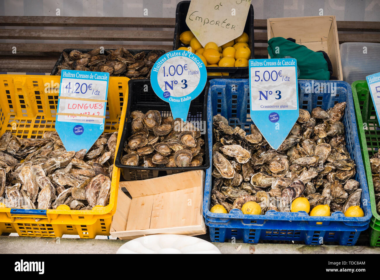 Le ostriche di Cancale grado n. 3 in offerta ai clienti in stallo sul lungomare, Cancale, Brittany, Francia Foto Stock