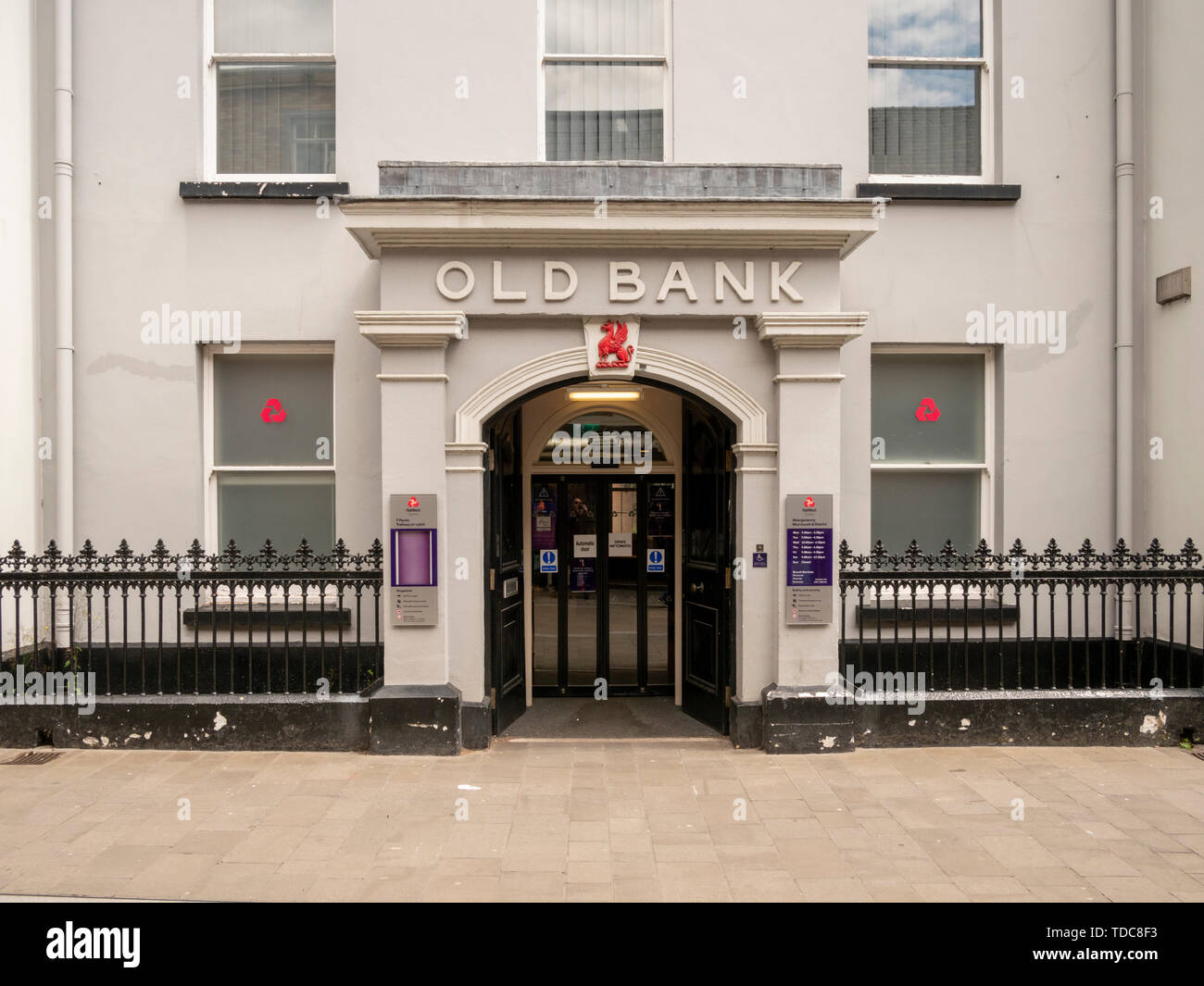 Il vecchio edificio della banca in High Street a Abergavenny Wales UK un tradizionale high street bank building ora Natwest Foto Stock