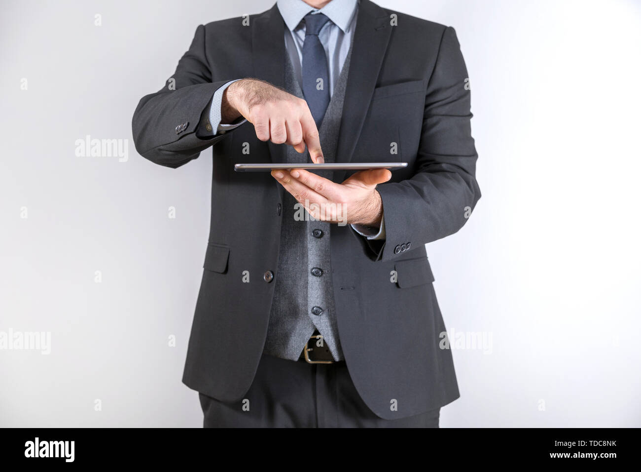 Imprenditore mano azienda tablet global marketing su sfondo bianco Foto Stock